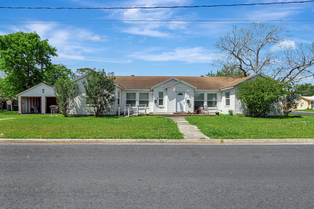 1005 Macarthur St in Victoria, TX - Building Photo