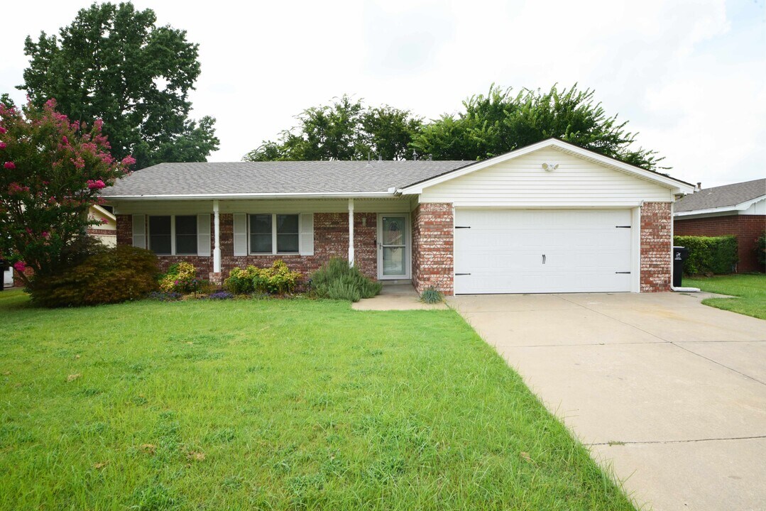 1608 S 1st Pl in Broken Arrow, OK - Building Photo