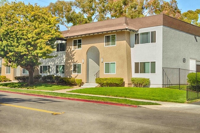 Channel Island Park Apartments in Oxnard, CA - Foto de edificio - Building Photo