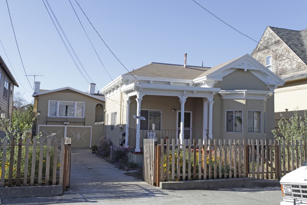 4829-4831 Clarke St in Oakland, CA - Foto de edificio
