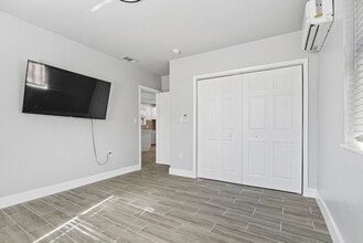 5647 Lincoln St in Hollywood, FL - Building Photo - Building Photo