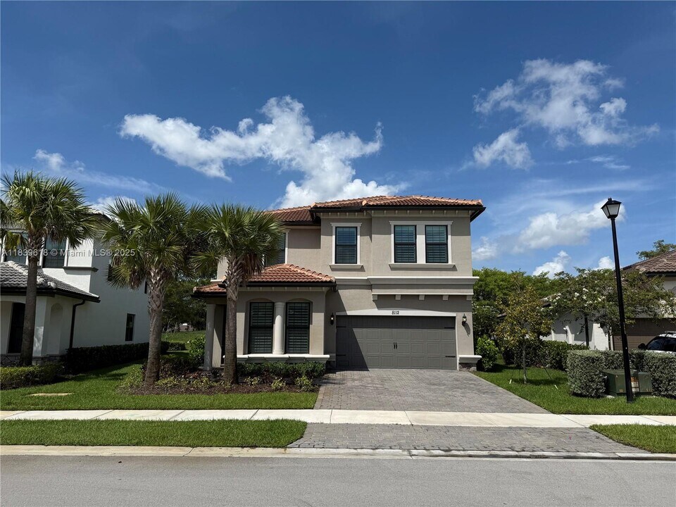 8112 NW 78th St in Tamarac, FL - Building Photo