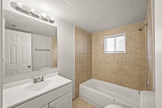 203 W Hart Ave in Pasadena, TX - Building Photo - Building Photo