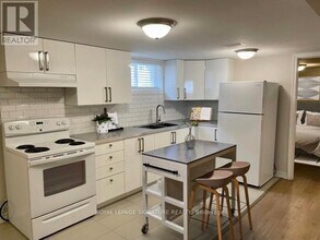 1528 Pharmacy Ave in Toronto, ON - Building Photo - Building Photo