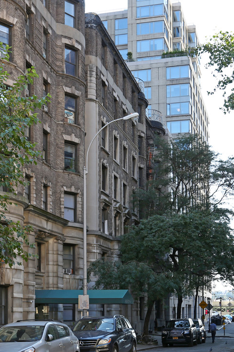 346 W 71st St in New York, NY - Building Photo