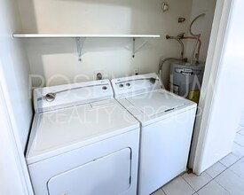 1326 N Miller Rd in Tempe, AZ - Foto de edificio - Building Photo