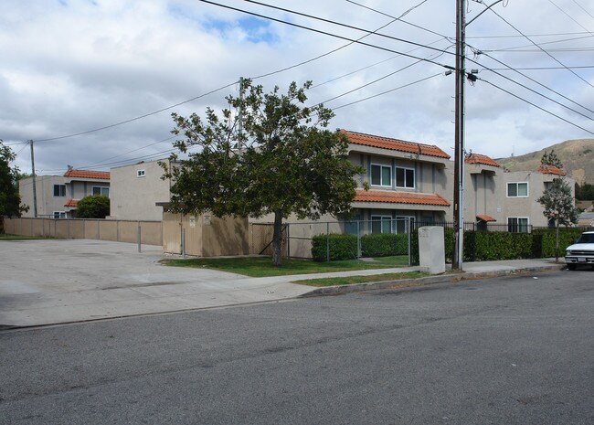 401-433 W Ramona St in Ventura, CA - Foto de edificio - Building Photo