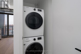 2625 Dundas St W in Toronto, ON - Building Photo - Building Photo