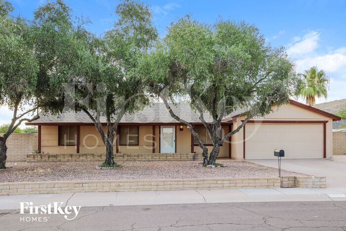 1401 W Surrey Ave in Phoenix, AZ - Building Photo