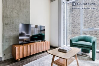 215 W Lake St in Chicago, IL - Foto de edificio - Building Photo