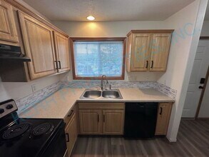 714 SE Palmblad Pl in Gresham, OR - Building Photo - Building Photo
