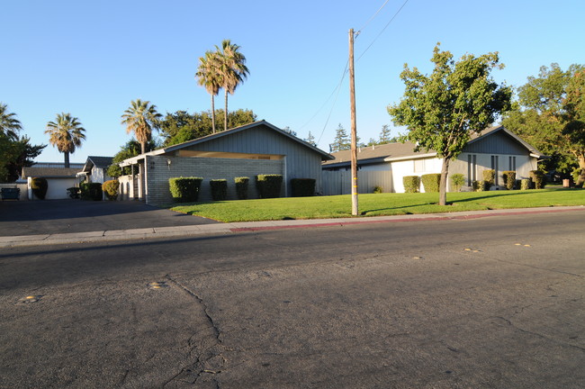 101-103 Greenwich Ln in Modesto, CA - Foto de edificio - Building Photo