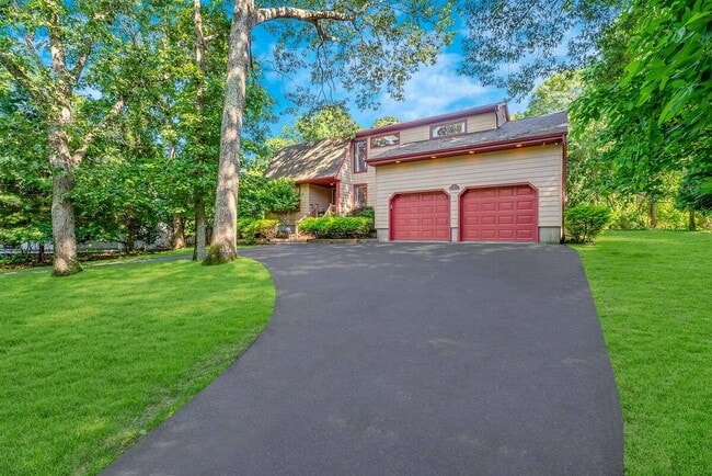 5 Bay Woods Dr