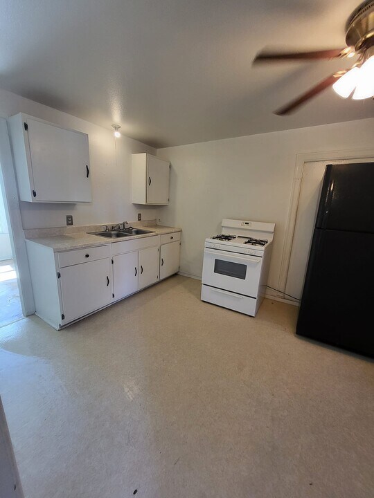 1008 Runnels St, Unit A in Big Spring, TX - Building Photo