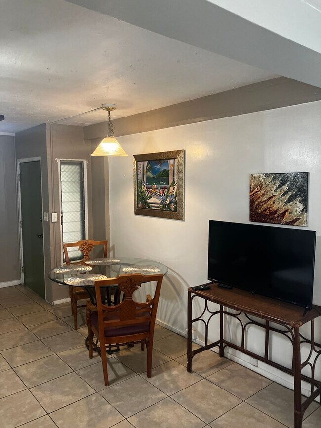 2406 Kuhio Ave., Unit Apt 105 in Honolulu, HI - Building Photo - Building Photo