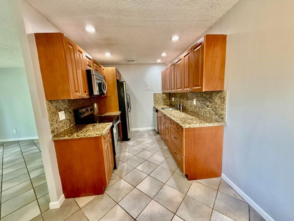 3741 NW 84th Ave in Sunrise, FL - Building Photo