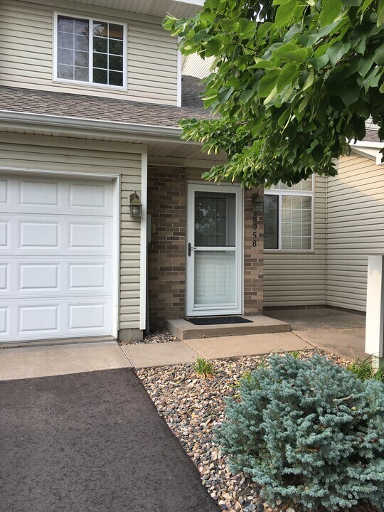 8958 Spring Ln in Woodbury, MN - Foto de edificio