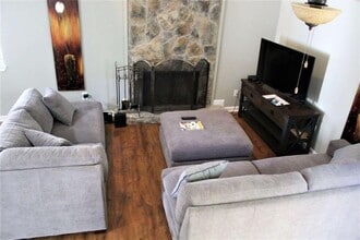 1068 Falling Water Dr in Smyrna, GA - Foto de edificio - Building Photo