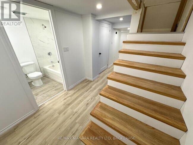 233 Pelham Rd in St Catharines, ON - Building Photo - Building Photo