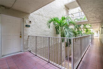 10000 NW 80th Ct in Hialeah Gardens, FL - Building Photo - Building Photo