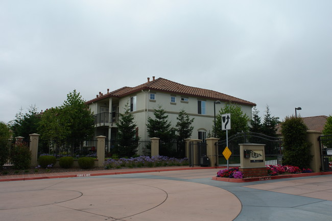 Creekbridge Apartments in Salinas, CA - Foto de edificio - Building Photo