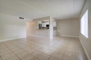 1104 Meadows Cir in Boynton Beach, FL - Building Photo