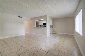 1104 Meadows Cir in Boynton Beach, FL - Building Photo - Building Photo
