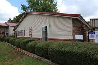 Four Seasons Apartments in Florence, AL - Foto de edificio - Building Photo