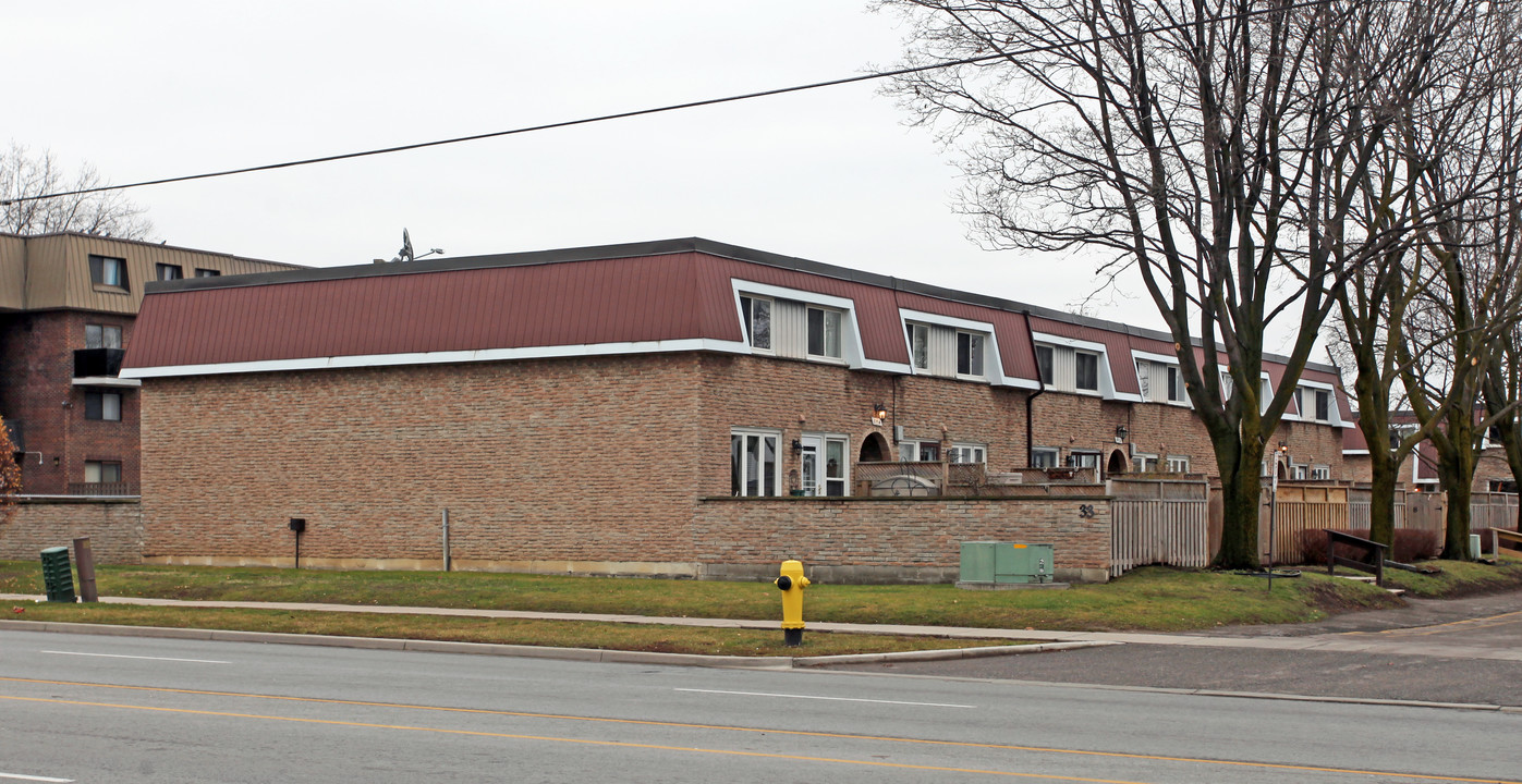 33 Taunton Rd E in Oshawa, ON - Building Photo