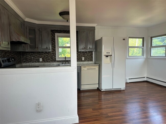 16 Evergreen Ave in Huntington Station, NY - Building Photo - Building Photo