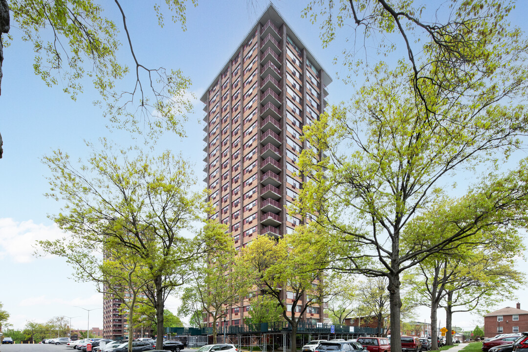 Electchester Towers East in Fresh Meadows, NY - Building Photo