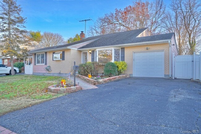 34 Oakley Dr in Huntington Station, NY - Building Photo - Building Photo