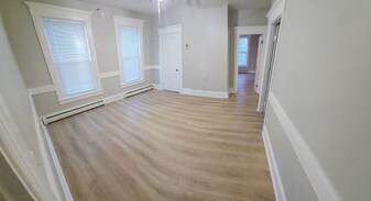 258 Notre Dame Ave, Unit 1 in Manchester, NH - Building Photo