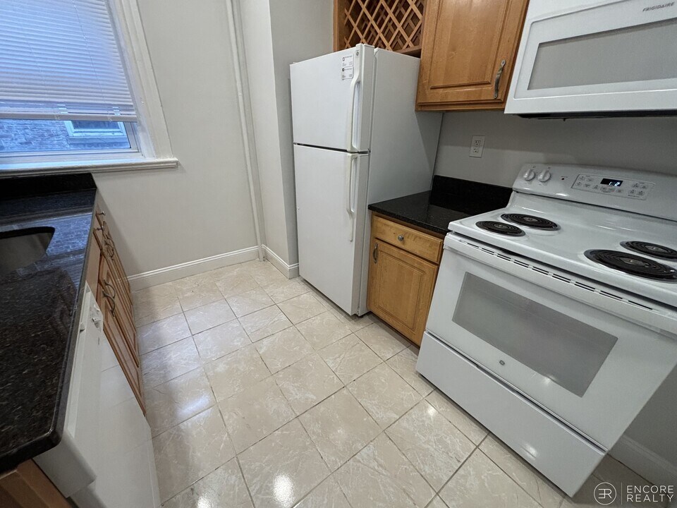 100 Queensberry St, Unit 7 in Boston, MA - Building Photo