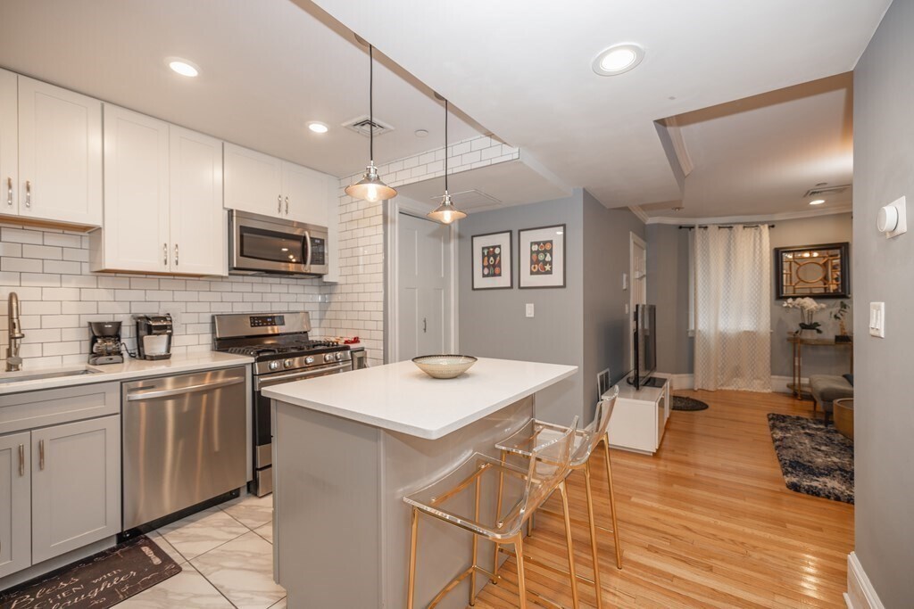 97 E Brookline St in Boston, MA - Building Photo