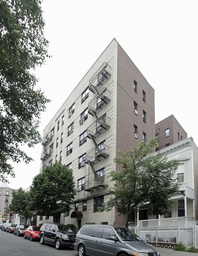 Hull House in Bronx, NY - Foto de edificio - Building Photo