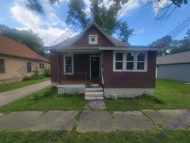810 E High St in Urbana, IL - Foto de edificio - Building Photo