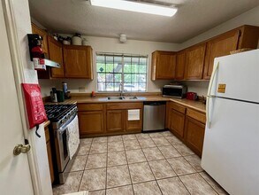 1005 Wessex Way in Austin, TX - Building Photo - Building Photo