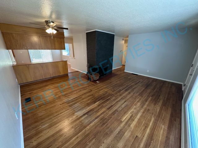 12407 NE Knott St in Portland, OR - Building Photo - Building Photo