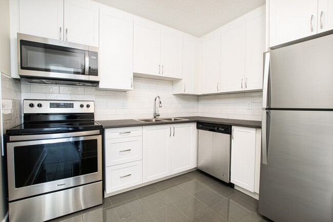 Langs Apartments in Ottawa, ON - Building Photo - Building Photo