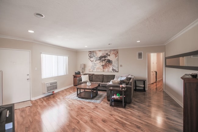 18634 Clark St in Tarzana, CA - Foto de edificio - Building Photo