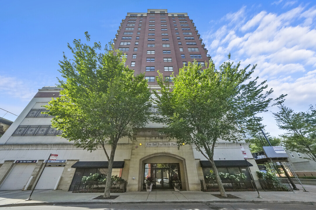 5 E 14th Pl in Chicago, IL - Building Photo