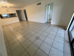 10315 NW 9th St Cir in Miami, FL - Building Photo - Building Photo