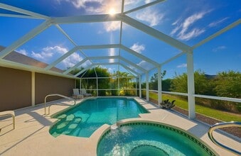 8365 Walbert St in Port Charlotte, FL - Foto de edificio - Building Photo