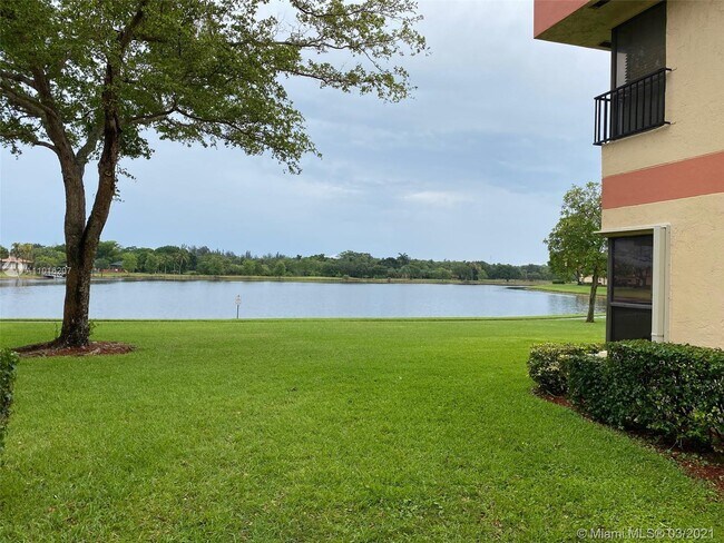 2828 Carambola Cir S in Coconut Creek, FL - Building Photo - Building Photo