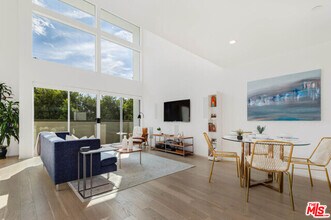 5407 W Wilshire Vista Ln in Los Angeles, CA - Building Photo - Building Photo