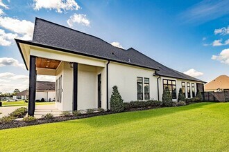 102 Farmington Ct in Houma, LA - Foto de edificio - Building Photo