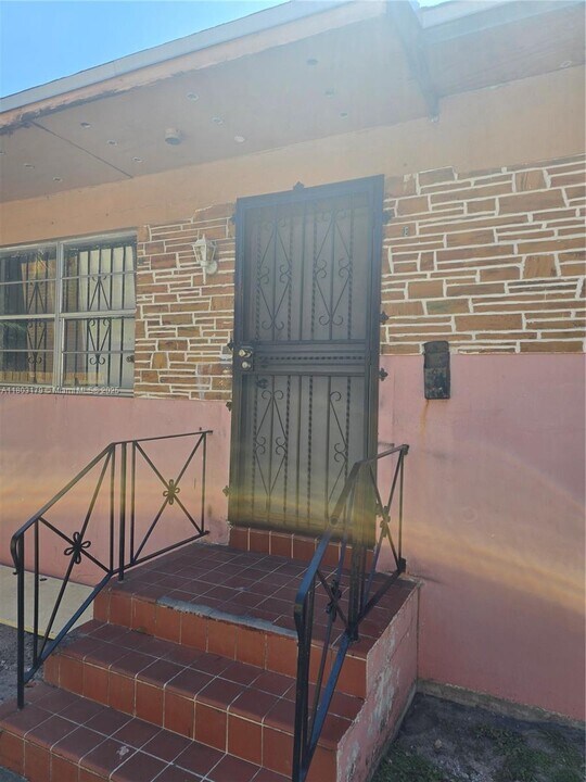 210 NW 69th St in Miami, FL - Building Photo