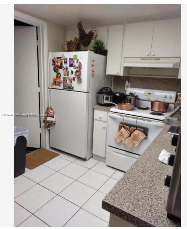 13941 Lake Placid Ct in Hialeah, FL - Building Photo - Building Photo