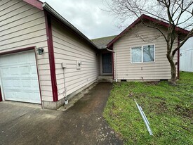 1140 W Vine St in Lebanon, OR - Building Photo